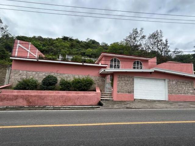 Hermosa y amplia casa en venta en Cointzio con vista panorámica