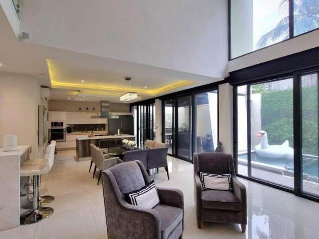 Hermosa y amplia casa moderna / Beautiful and spacious, modern home