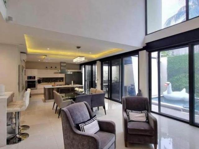 Hermosa y amplia casa moderna / Beautiful and spacious, modern home