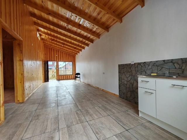 ¡Hermosa y acogedora casa tipo cabaña en Hualpín, | 3 dormitorios por 69500. 00 en Teodoro Schmidt