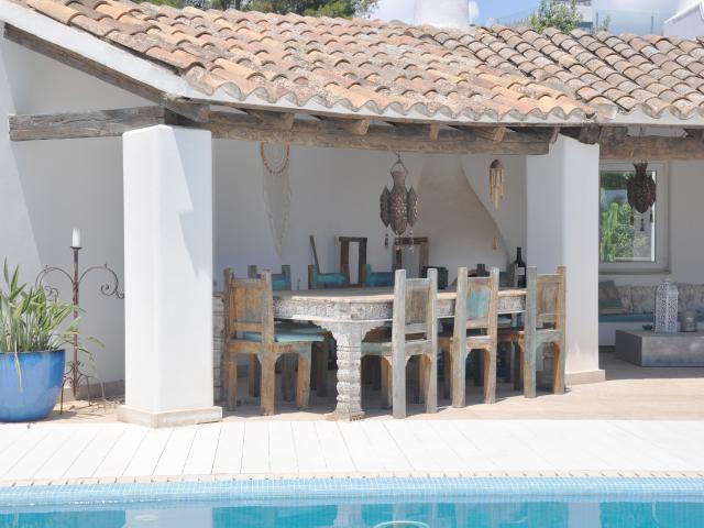 Hermosa y exclusiva villa de estilo Ibiza con vistas al mar