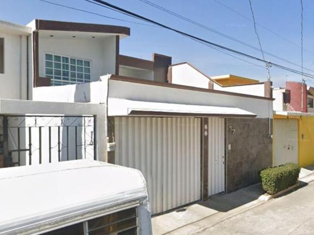 HERMOSA Y MODERNA CASA, CERCA DE SERVICIOS BASICOS, AVENIDAS PRINCIPALES Y DE AMENIDADES
