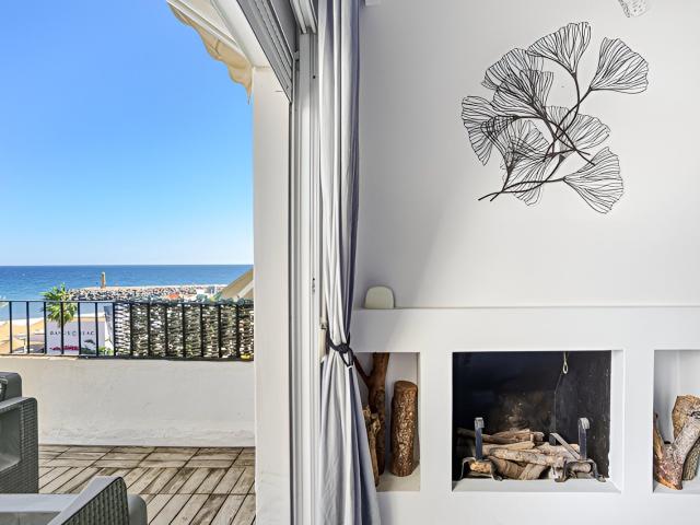Hermoso ático frente al mar con vistas al mar y a la montaña. 91m² Marbella