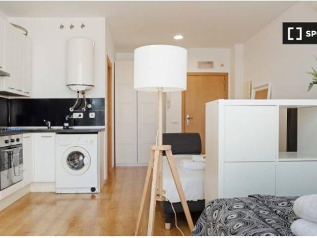 Hermoso apartamento tipo estudio con balcón en alquiler en Sanchinarro
