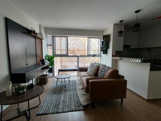 HERMOSO FLAT DE 3 DORMITORIOS EN URB. HIGUERETA