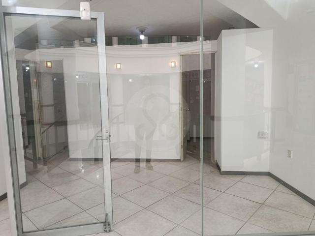 Hermoso local en Plaza Monarca