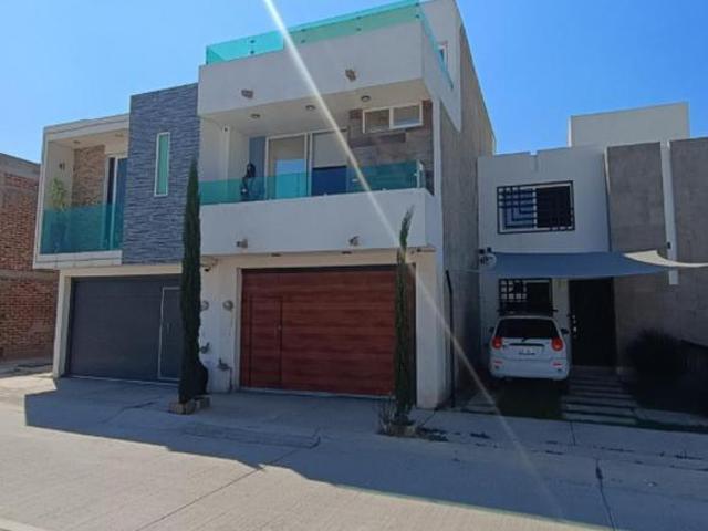 HEROES DE LEON VTA CSA 3 PISOS,TERRAZA, BALCON,JACUZZI,JARDIN,COCINA INTEGRAL CONJUNTO CERRADO