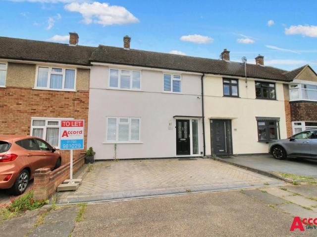 Heron Way, Upminster, RM14 3 bed terraced house to rent £2,000 pcm £462 pw