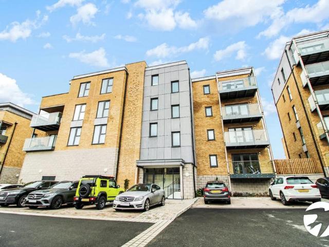 Heron Court, Castle Hill Drive. 2 bed flat to rent £1,650 pcm £381 pw