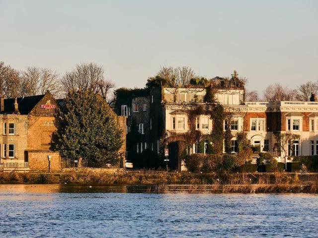 Heron House, Chiswick Mall, W4 5 bed maisonette to rent £10,000 pcm £2,308 pw