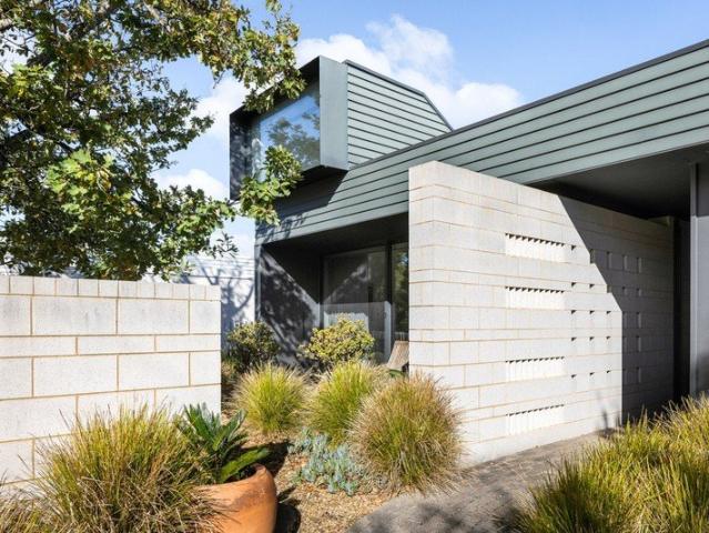 'Heron House' Exclusive Beachside Living by Wolveridge Architects
