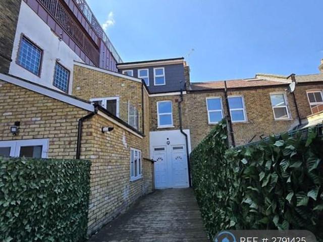 Heron Mews, Ilford, IG1 2 bed flat to rent £1,950 pcm £450 pw