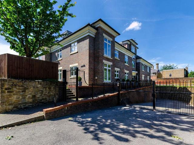 Herons Crest, Guildford GU1, 2 bed flat to rent, £2,400 pcm | PrimeLocation