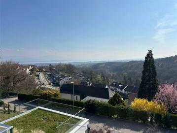 Herrenhaus mit Panoramablick auf den See und die Alpen