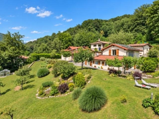 Herrenhaus Pool und zwei Nebengebäude in der Ruhe der Capriasca