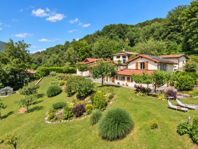 Herrenhaus: Pool und zwei Nebengebäude in der Ruhe der Capriasca