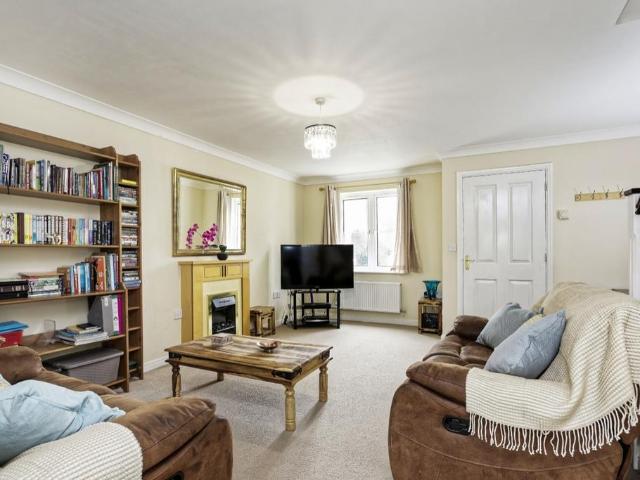 Herriard Place, Basingstoke RG22 3 bed semi detached house to rent £1,550 pcm £358 pw