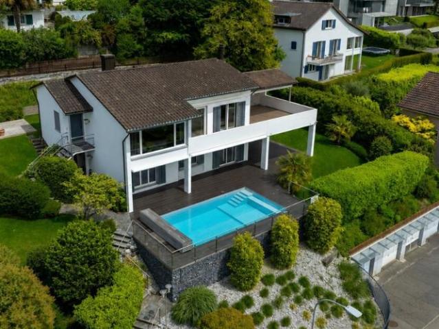 Herrliberg: exklusives Einfamilienhaus mit Seesicht, Garten und Pool