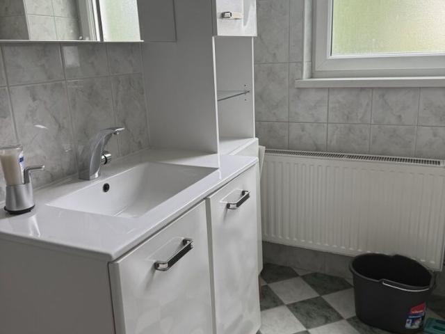 Herrlich angelegte 3 Zimmer Wohnung mit Terrasse und Gartenmitbenützung
