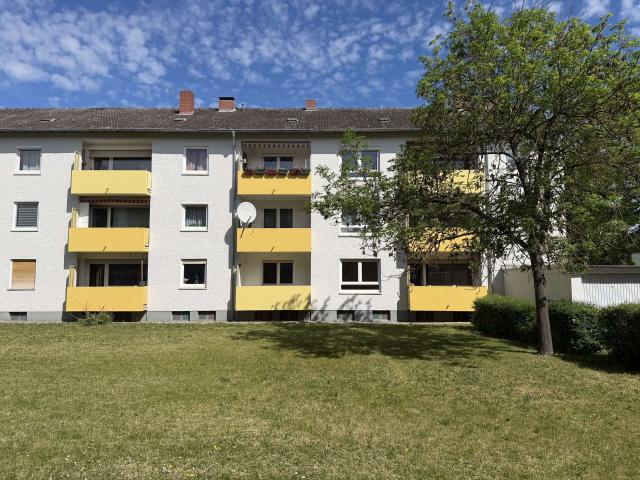 Herrliche 2 Zimmer Wohnung mit Balkon im Hochparterre. Schöner Ausblick inklusive