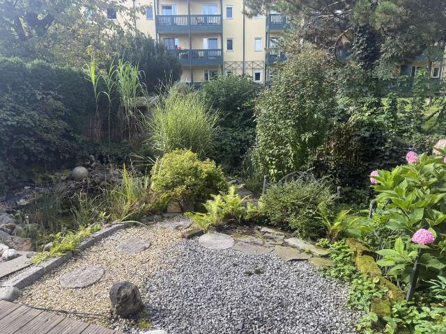 Herrliche 2 Zimmer Wohnung mit Terrasse und weiterem Potential im Souterrain
