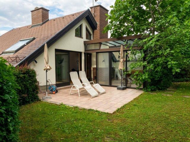 Herrliche Grünruhelage am Ortsrand von Kritzendorf: Charmantes Einfamilienhaus mit großem Hanggarten, ebenerdiger Terrasse, 3 Zimmern, Wintergarten, Sauna, 3 Kellerräumen und Stellplatz!