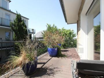 Herrliche Großwohnung mit riesigem Balkon, Skylineblick, Kamin, inkl. Doppelgarage u. v. m