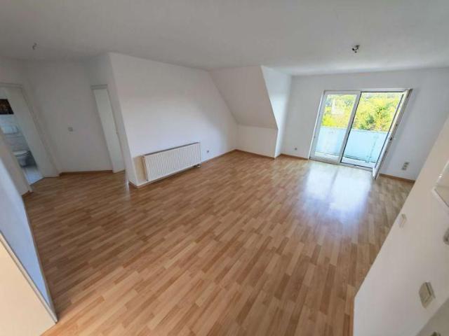 herrliche Dachwohnung im Grünen mit Weitblick, Balkon und Wallbox