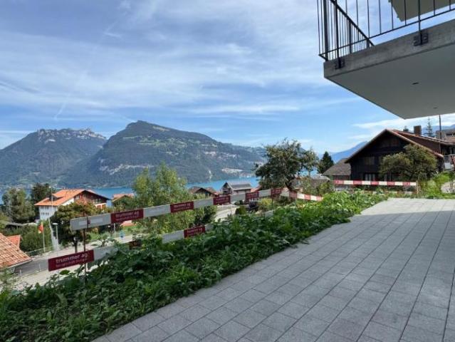 Herrliche Sicht auf den Thunersee, Grosszügige Terrasse ca. 30 m², Erstbezug im Neubau mit vier Einheiten