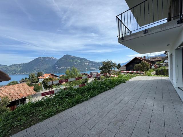 Herrliche Sicht auf den Thunersee, Grosszügige Terrasse ca. 30 m², Erstbezug im Neubau mit vier Einheiten
