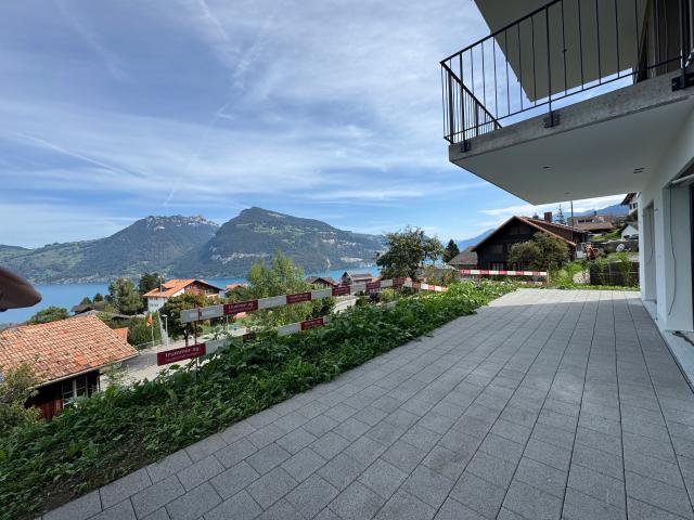 Herrliche Sicht auf den Thunersee, Grosszügige Terrasse ca. 30 m², Erstbezug im Neubau mit vier Einheiten