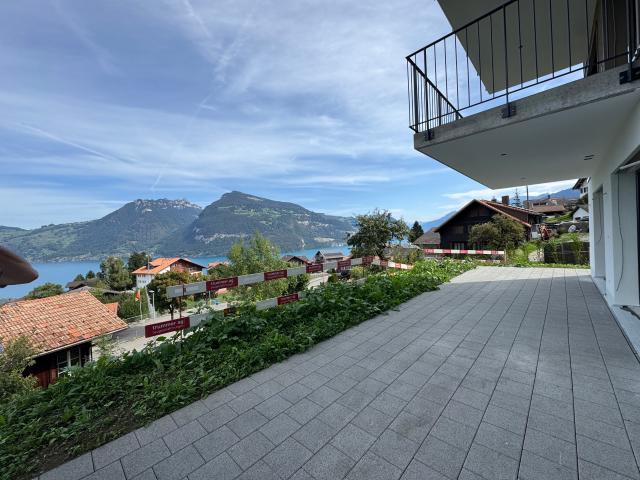 Herrliche Sicht auf den Thunersee, Grosszügige Terrasse ca. 30 m², Erstbezug im Neubau mit vier Einheiten