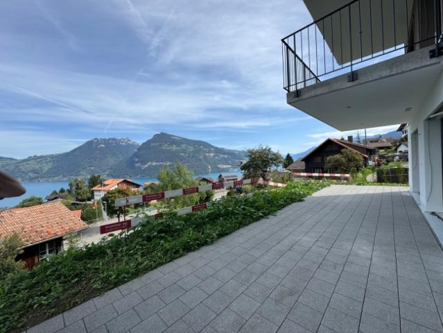 Herrliche Sicht auf den Thunersee, Grosszügige Terrasse ca. 30 m², Erstbezug im Neubau mit vier Einheiten