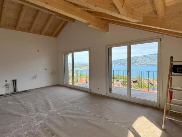 Herrliche Sicht auf den Thunersee, Grosszügige Terrasse ca. 30 m², Erstbezug im Neubau mit vier Einheiten