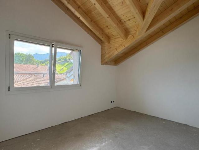 Herrliche Sicht auf den Thunersee, Helle Räume dank Süd Ausrichtung, Erstbezug im Neubau mit vier Einheiten
