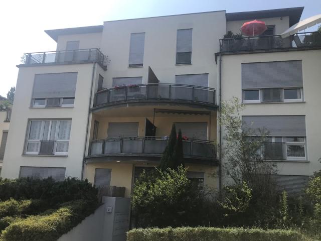 Herrlicher Blick in die Weinberge – Aufzug, Tiefgarage und Balkon!