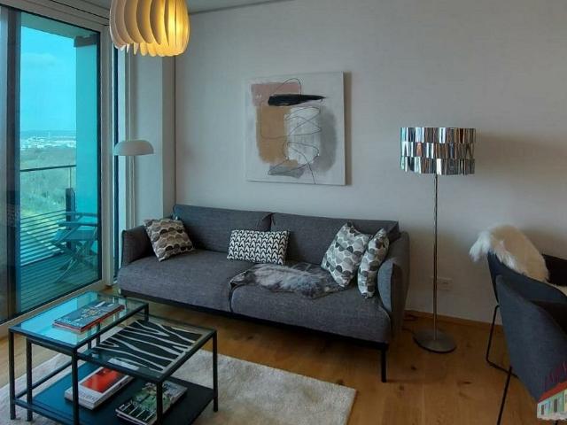 Herrlicher Blick über Wien! Moderne, komplett eingerichtete 2 Zimmer Wohnung im Triiiple Tower mit großer Terrasse 9m² wartet!