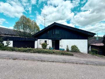 HERRLICHES ARCHITEKTENHAUS MIT EINLIEGERWOHNUNG UND DOPPELGARAGE IN DEN LÖWENSTEINER BERGEN