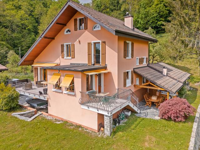 Wunderschöne freistehende Villa mit herrlichem Blick auf den See