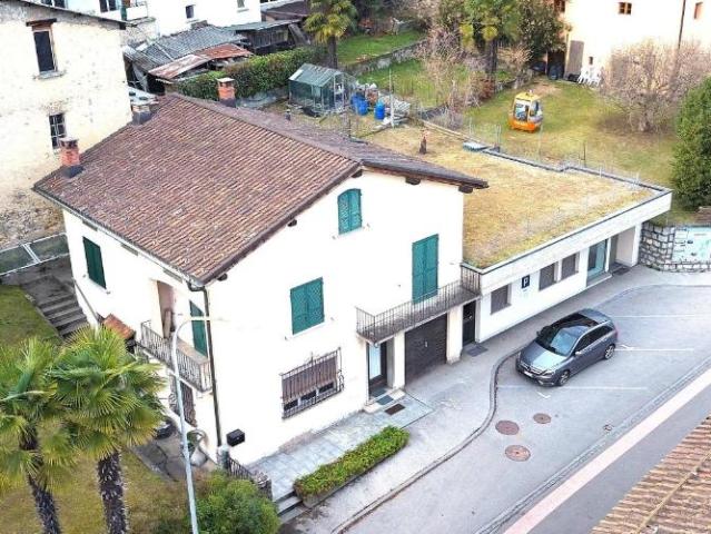 Herrliches freistehendes Haus 7.5 Zimmer mit Garten in Cureglia