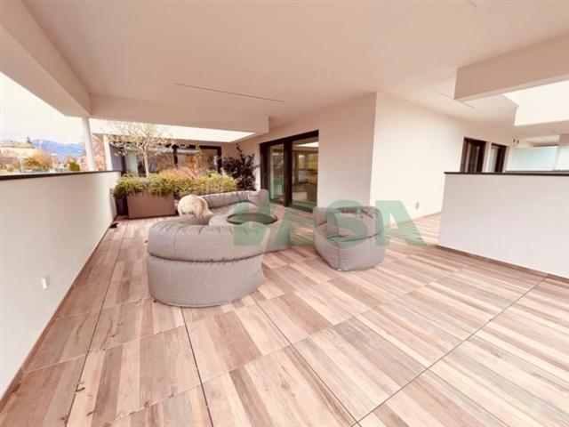 Grosses 7,5 Zimmer Penthouse mit Terrasse und teilweisem Seeblick