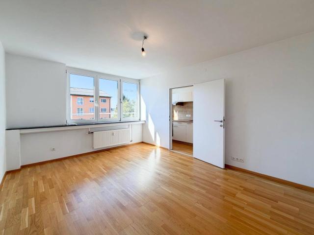 HERRNAU | Helle Garconnière mit Festungsblick
