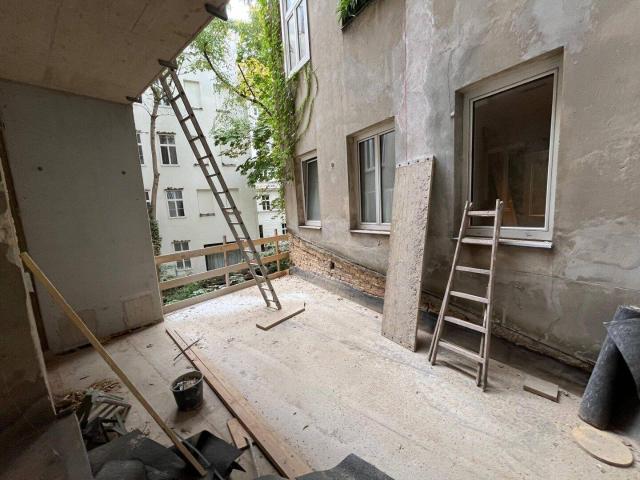 Herrschaftlich wohnen im Servitenviertel! Sanierungsbedürftige 145 m² Altbauwohnung mit Terrasse!