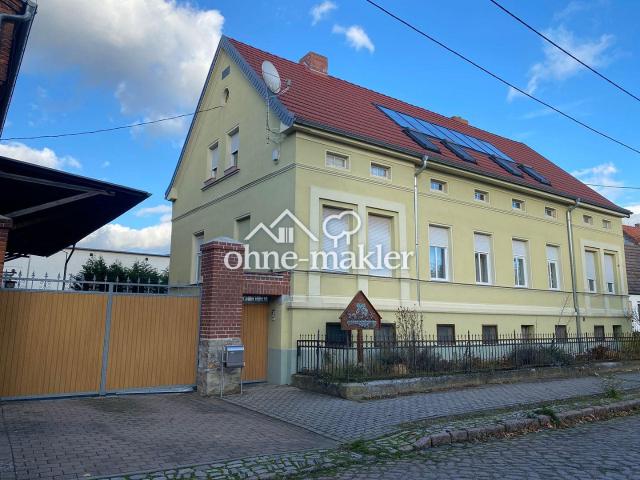 Herrschaftliches Wohnhaus mit landwirtschaftlichen Gebäuden