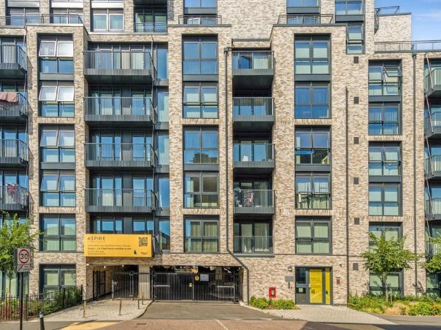Herschel Street Slough SL1 1 bed flat to rent £1,520 pcm £351 pw