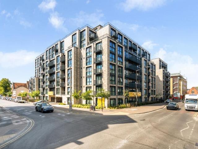 Herschel Street Slough SL1 1 bed flat to rent £1,545 pcm £357 pw