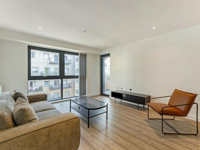 Herschel Street Slough SL1 2 bed apartment to rent £1,840 pcm £425 pw