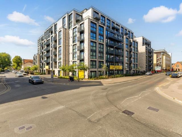 Herschel Street Slough SL1 2 bed apartment to rent £1,885 pcm £435 pw