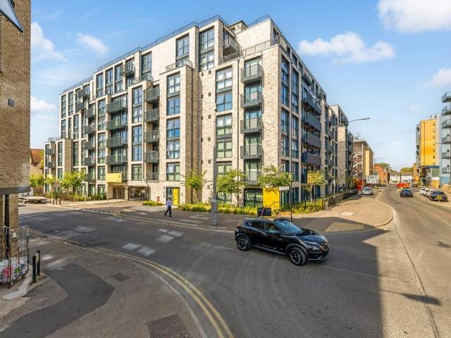 Herschel Street Slough SL1 2 bed apartment to rent £1,935 pcm £447 pw
