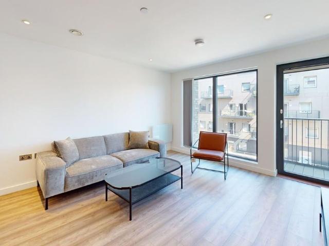 Herschel Street, Slough SL1, 2 bed flat to rent, £1,800 pcm | PrimeLocation